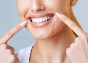 Dantura unei persoane care nu sufera de ingalbenirea dintilor