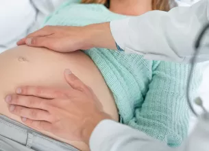 Femeie insarcinata care a urmat un tratament de stimulare ovariana