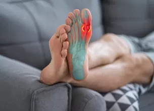 Barbat cu deformare a piciorului cauzata de hallux valgus