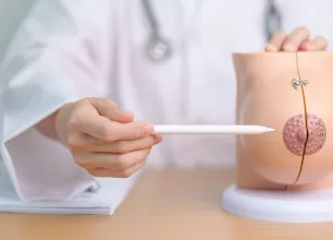 Medic cu model anatomic al sanului feminin
