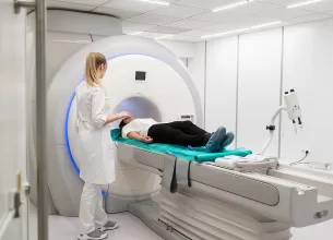 Medic si pacienta in timpul procedurii RMN