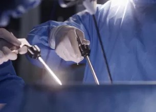 Medici cu instrumente pentru laparoscopie in sala de operatie