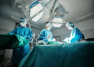 Personal medical in sala de operatii
