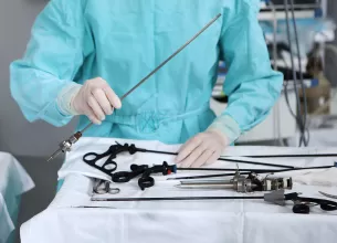 Medic si instrumente pentru interventie laparoscopica