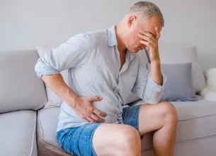 Barbat cu dureri abdominale cauzate de adenocarcinom apendicular