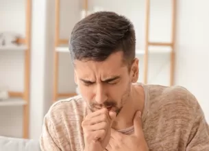 Barbat tusind pe canapea