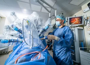 Medic facand o interventie chirurgicala robotica