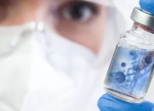 Medic specialist de laborator analizand o proba de laborator a adenovirusului