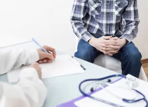 Barbat care s-a prezentat la medic pentru diagnosticarea unei infectii cu transmitere sexuala, precum herpesul genital