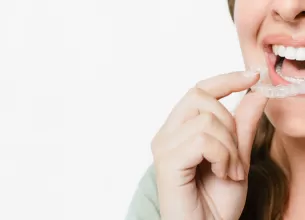 Fata tanara cu aparat dentar Invisalign