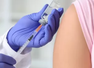 Femeie primind vaccinul anti bacteria e-coli