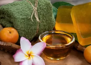 Glicerina, lichida, sapun cu glicerina, flori si fructe pe fund de lemn
