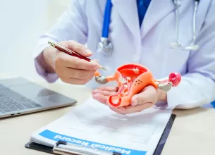Medic explica endometrioza pe un mulaj anatomic