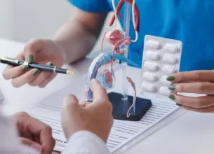 Medic discutand cu un pacient despre hormonoterapia pentru cancer de prostata.