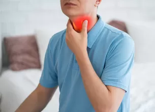 Barbat care are o afectiune tiroidiana