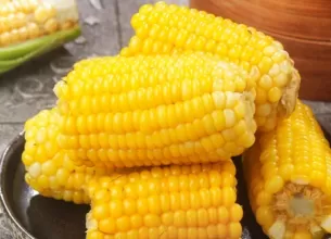 Porumb fiert pe farfurie 