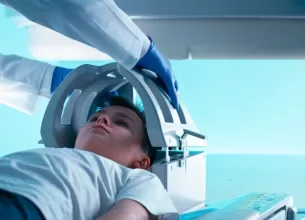 Medic pregatind un baietel pentru RMN