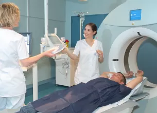 Barbat de peste 40 de ani pregatit pentru un RMN