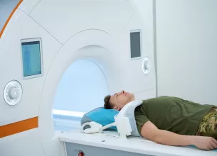 Barbat pregatit pentru RMN de umar