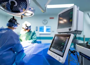 Echipa de medici in timpul unei operatii de schwannom