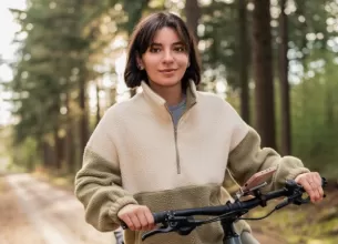Femeie care merge cu bicicleta