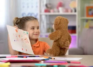 Fetita cu prieten imaginar