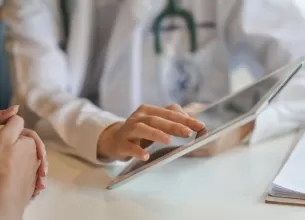 Medic explicandu-i unui pacient rezultatele unui test de screening
