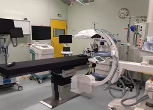 Medicina moderna la Spitalul MedLife Brasov: un pacient de 92 de ani, salvat de la suferinta printr-o interventie a dr. Viorel Rusu