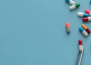 Selectie de medicamente antibiotice sub forma de capsule multicolore