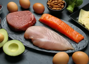 Carne proaspata si alte produse alimentare asezate pe fundal negru