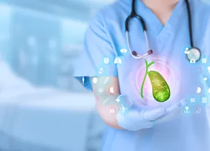 Doctor care analizeaza o reprezentare grafica a pietrelor la vezica biliara pentru stabilirea tratamentului