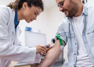 Medic recoltand sange pentru analize
