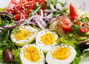 Salata cu oua fierte si legume proaspete