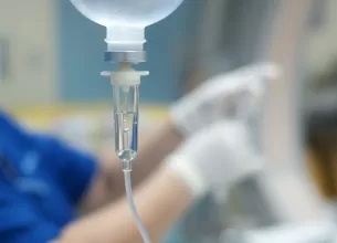 Set de perfuzie intravenoasa cu solutie de vitamine, folosit pentru tratamente si hidratare medicala