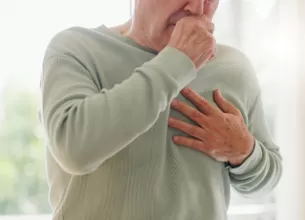 Batran cu dureri in piept si tuse, simptome afectiune serioasa
