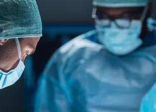 Echipa de chirurgi in timpul unei operatii cu Lumenis Moses 2