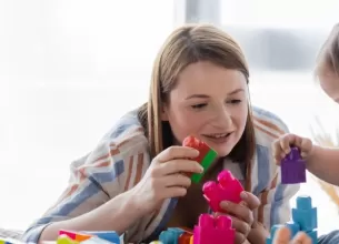 Mama jucandu-se cu fiica cu retard mental acasa