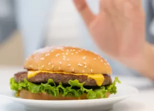 Persoana refuza hamburger