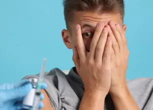 Barbat care se teme de medic si injectie