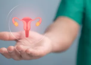 Mana unui medic ginecolog tinand o holograma a uterului ovarelor si vaginului