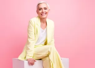 Femeie stand picior peste picior.