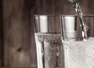 Doua pahare cu apa carbogazoasa