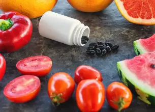 O selectie de alimente bogate in licopen, incluzand rosii proaspete, pepene rosu si ardei, asezate pe un fundal luminos pentru a evidentia culorile naturale si sanatatea lor nutritiva.