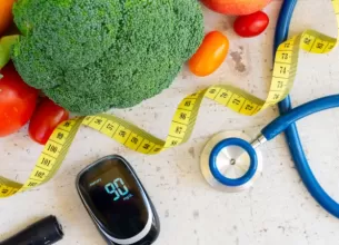 Alimente sanatoase, inclusiv legume proaspete si produse echilibrate nutritional, ilustrand o dieta controlata pentru mentinerea glicemiei in limite normale.