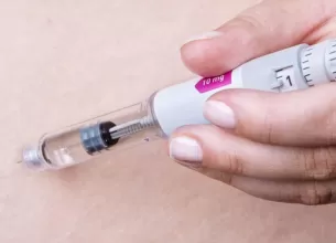 Persoana injectand Mounjaro pentru pierdere in greutate