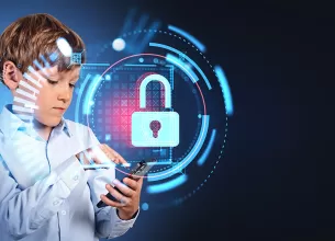 Baiat concentrat care foloseste un smartphone si atinge ecranul cu degetul, fiind atent la aplicatiile digitale.