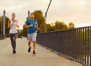 Cuplu facand sport dimineata