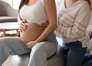 Doula langa o femeie insarcinata.