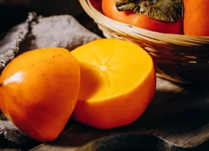 Fruct de kaki taiat in jumatate