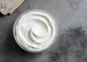 Iaurt grecesc intr-un bol.